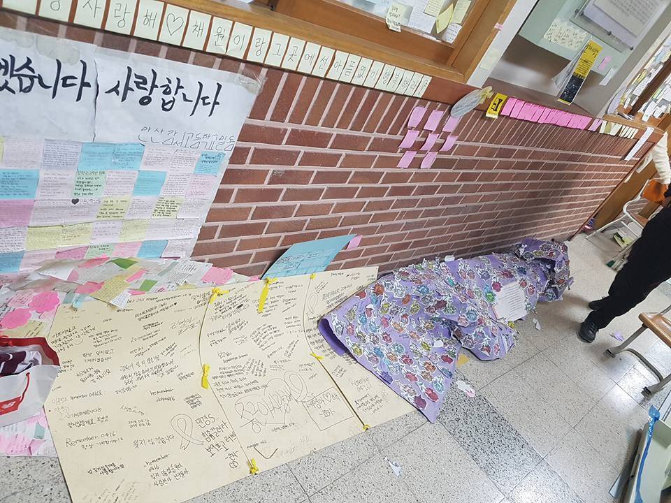 유민아빠 김영오씨 페이스북 "제발, 부탁입니다. 기록물들과 책상만은 내동댕이 치지 말아주십시오." | 인스티즈