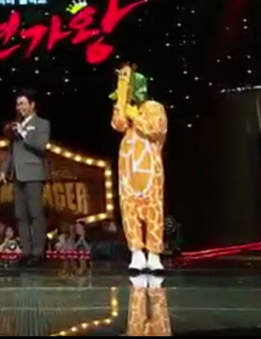 복면가왕에서 상대 출연자 섹시댄스 추는데 눈 가리는 악동뮤지션 이찬혁 | 인스티즈