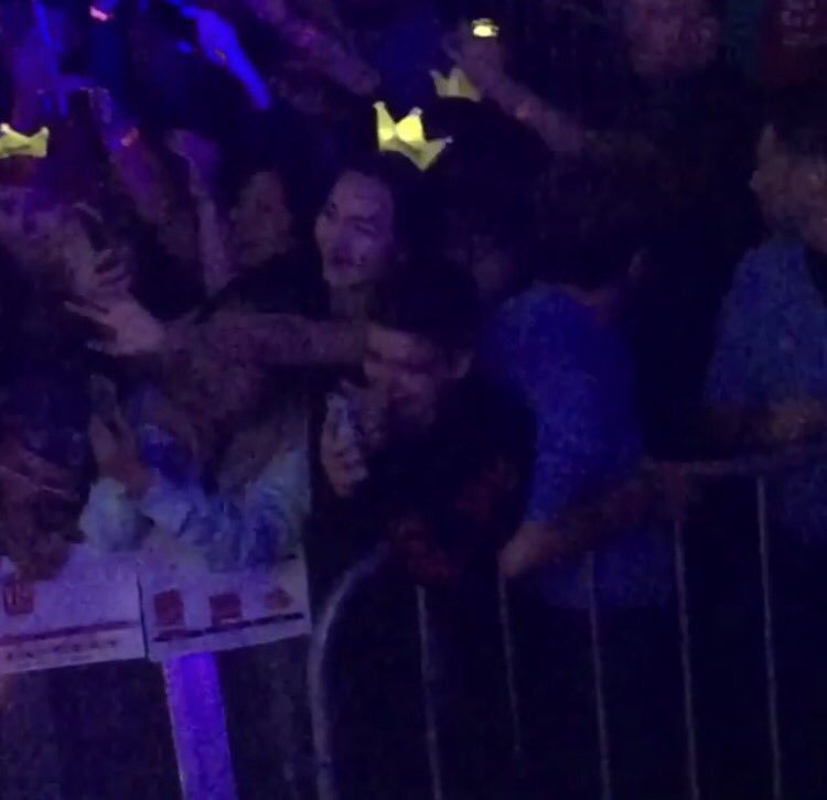 지디 보자마자 펑펑 우는 캐나다 소년팬.jpgif | 인스티즈