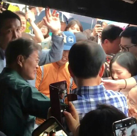 국민에게 우산 씌워주는 대통령 | 인스티즈