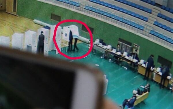 기표소 한 곳에 2명이 들어가 기표 | 인스티즈