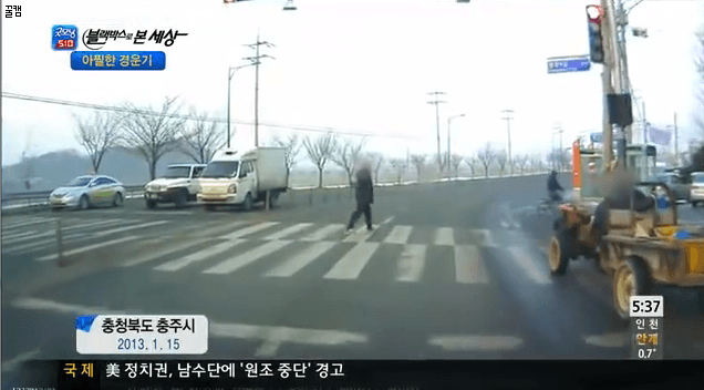 도로에서 아찔한 경운기 | 인스티즈