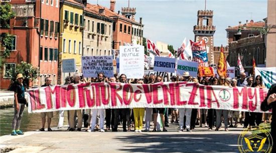 “관광 오지마!” 관광객 때문에 몸살 앓는 베네치아 | 인스티즈