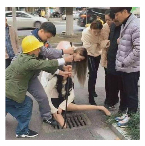 스마트폰을 보며 길을 걷다가 봉변당한 여성들 | 인스티즈