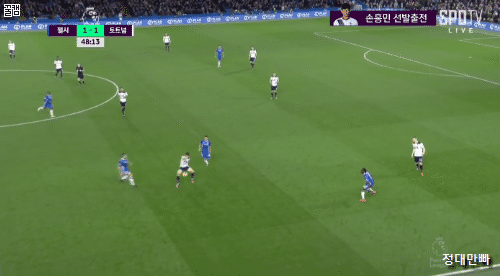 넘어진 손흥민 발로차는 첼시 아스필리쿠에타 선수.gif | 인스티즈