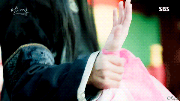 [달의연인] 모태솔로 왕소 마음에 불지르는 해수.gif | 인스티즈