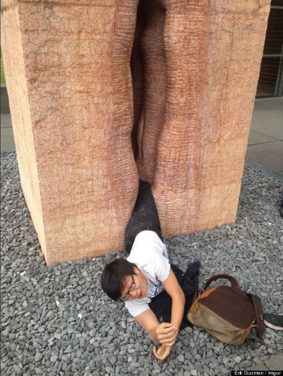 거대 여성기에 몸이 낀 남자 | 인스티즈