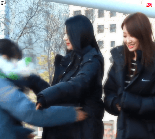 신나서 가만 못있는 경리.gif | 인스티즈