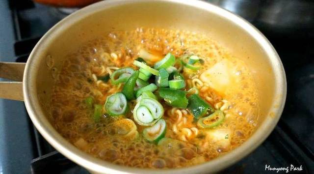 다음 중 라면에 딱 하나만 넣을 수 있다면 넣고 싶은것은? | 인스티즈