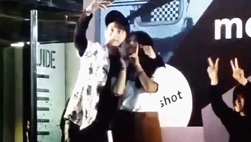 팬이 아이돌에게 뽀뽀.gif | 인스티즈