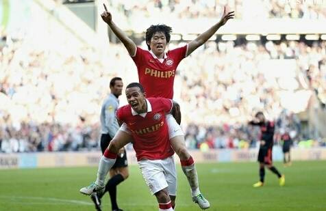 골 넣고 맨유 후배 데파이 등에 업히는 박지성 ㅋㅋㅋㅋ 호감이네 (아약스전) | 인스티즈