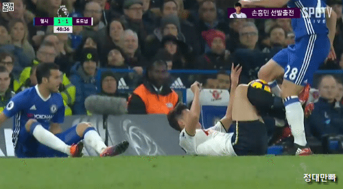 넘어진 손흥민 발로차는 첼시 아스필리쿠에타 선수.gif | 인스티즈