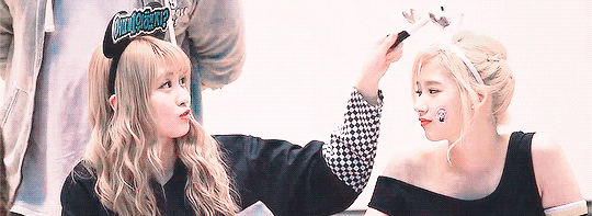 사나 반죽하는 모모.gif | 인스티즈