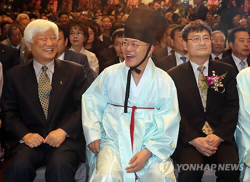 4/13 두루마기 입은 문재인 | 인스티즈