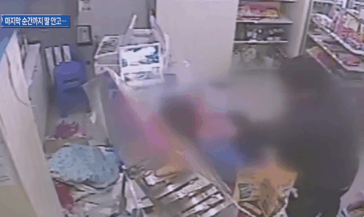 마지막 순간까지 딸을 안고...괴한에 흉기 찔려 숨진 엄마 | 인스티즈