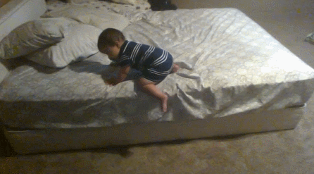 아기가 높은 침대에서 탈출하는 신박한 방법.gif | 인스티즈