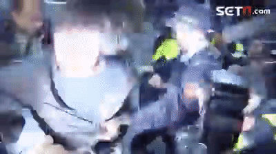 호송중에 시민들에게 쳐맞는 살인범 | 인스티즈