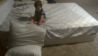 아기가 높은 침대에서 탈출하는 신박한 방법.gif | 인스티즈