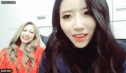 서로의 애교를 보는 러블리즈 지수와 미주의 표정.gif | 인스티즈