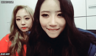 서로의 애교를 보는 러블리즈 지수와 미주의 표정.gif | 인스티즈