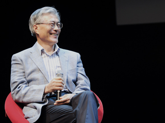 나이 들면서 얼굴의 느낌이 바뀐듯한 문재인 대통령.jpg (데이터주의) | 인스티즈