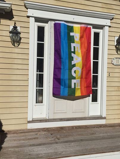 누군가 한 레즈비언 부부의 무지개 깃발을 훔쳤고, 이에 이웃 주민들이 나섰다 | 인스티즈