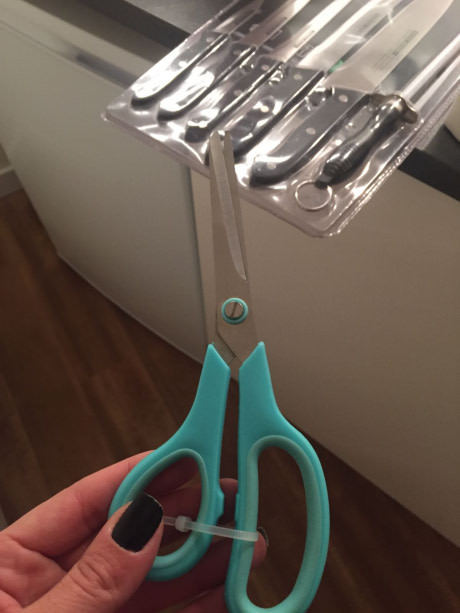 새로 산 칼을 뜯기 위해 가위를 샀다 | 인스티즈