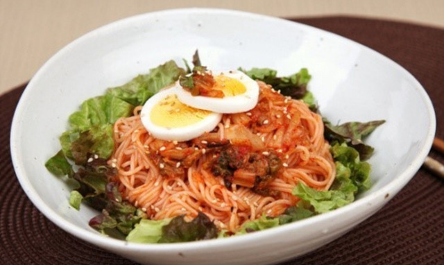 양배추 콩나물이 덜 들어가고 면이 많은 쫄면 vs 아삭아삭새콤달콤 버무린 김치의 비빔국수 | 인스티즈