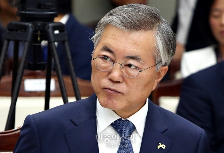 풀 밭에서 벌레한테 쏘였던 대통령님.jpg | 인스티즈