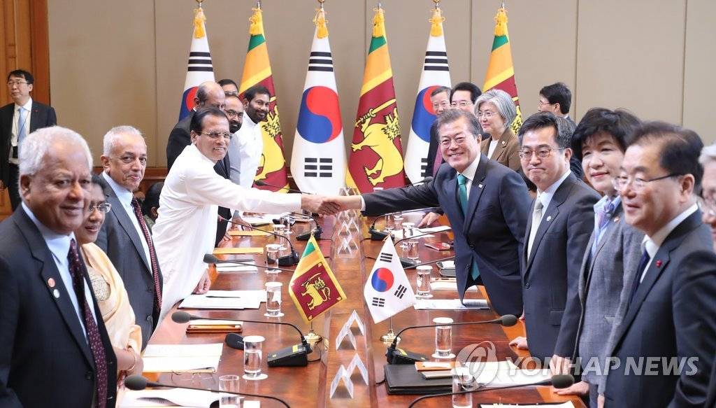 한국-스리랑카 정상회담 사진들 (문재인 대통령에게 셀카 요청한 스리랑카 수행원) | 인스티즈