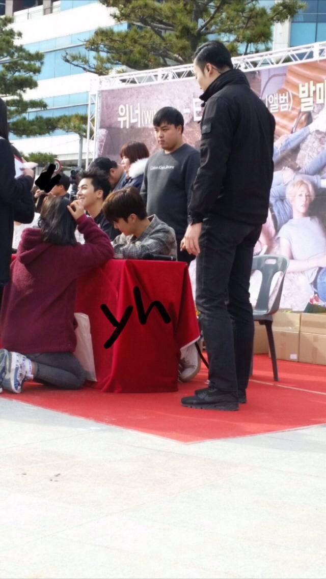 무릎 꿇고 사인받는 팬 보고 같이 무릎 꿇은 아이돌의 배려 | 인스티즈