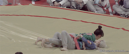 모모링의 반사적인 왼손.gif | 인스티즈