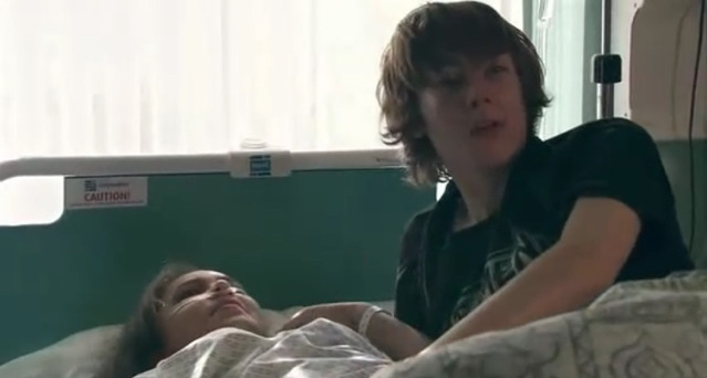 [스킨스] 혼수상태였던 여자친구가 깨어났다 | 인스티즈