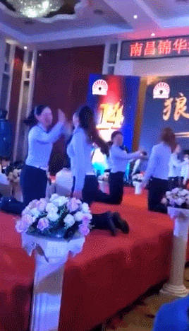 대륙 화장품 기업의 송년회 풍경.gif | 인스티즈