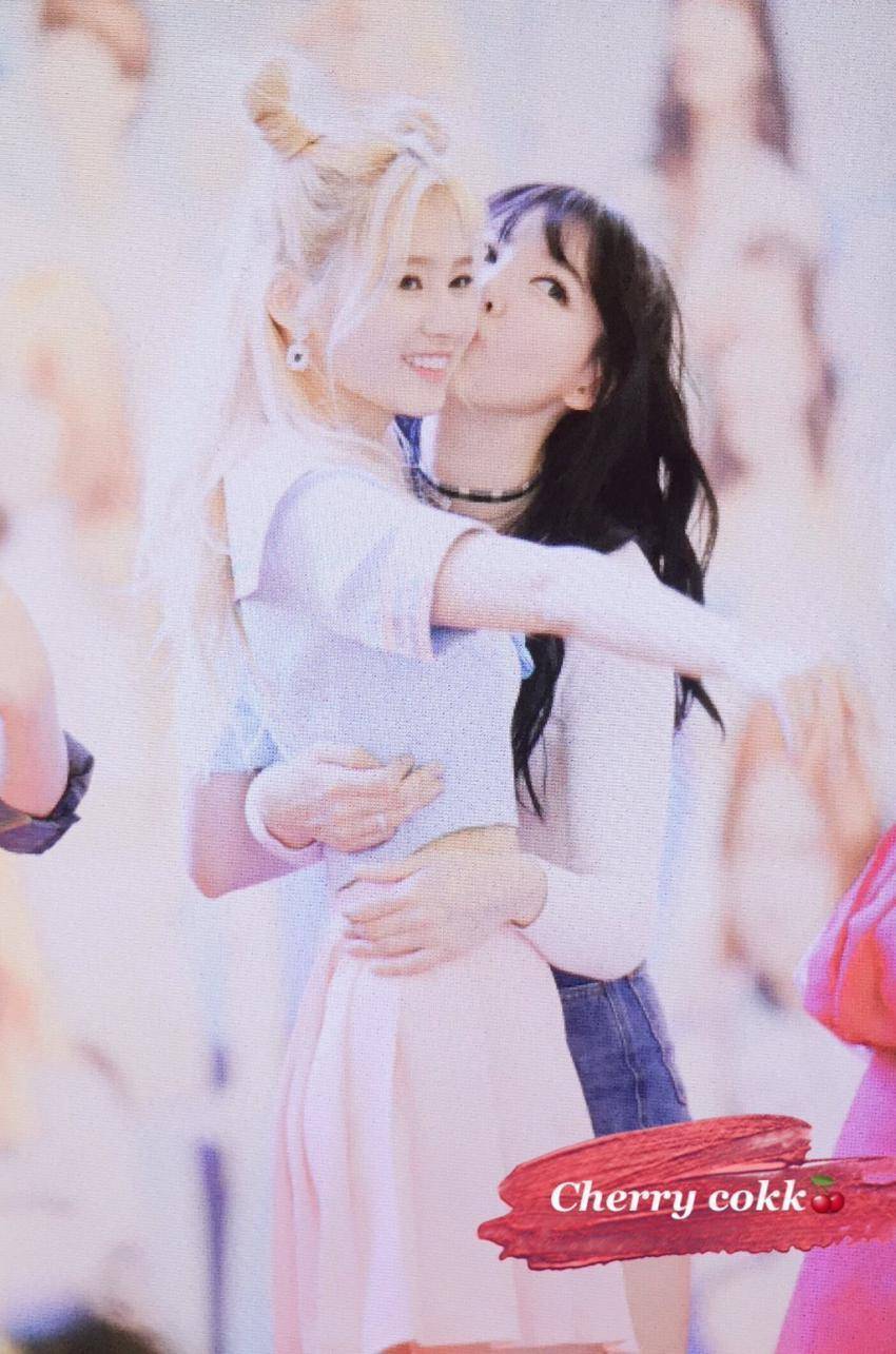 사나한테 뽀뽀하는 나연.jpg | 인스티즈