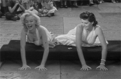 [마릴린먼로] 육감적인 몸매 + 천진난만하고 사랑스러운 얼굴 | 인스티즈