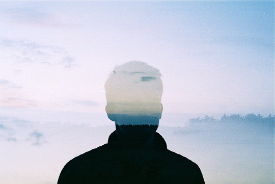 잡는다고 잡힐 것도 아니면서 너는 또 어디로 흘러가서 누구의 눈을 멀게 할까 | 인스티즈