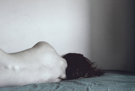 잡는다고 잡힐 것도 아니면서 너는 또 어디로 흘러가서 누구의 눈을 멀게 할까 | 인스티즈