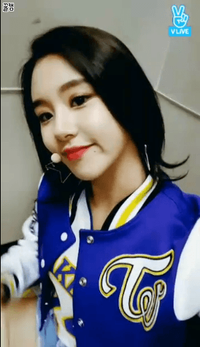 [트와이스] 얼떨결에 브이앱 넘겨받고 당황한 챙.gif | 인스티즈
