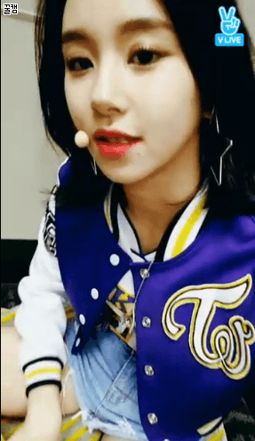 [트와이스] 얼떨결에 브이앱 넘겨받고 당황한 챙.gif | 인스티즈