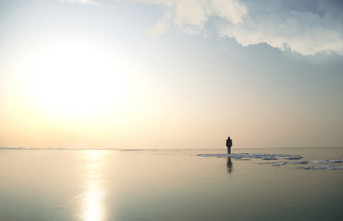 잡는다고 잡힐 것도 아니면서 너는 또 어디로 흘러가서 누구의 눈을 멀게 할까 | 인스티즈