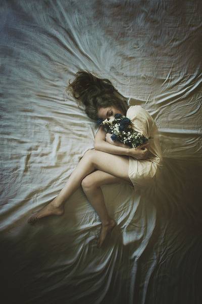 잡는다고 잡힐 것도 아니면서 너는 또 어디로 흘러가서 누구의 눈을 멀게 할까 | 인스티즈