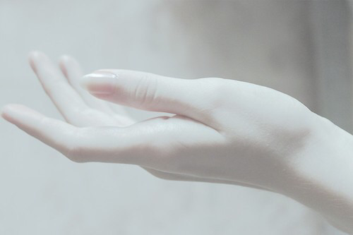 잡는다고 잡힐 것도 아니면서 너는 또 어디로 흘러가서 누구의 눈을 멀게 할까 | 인스티즈