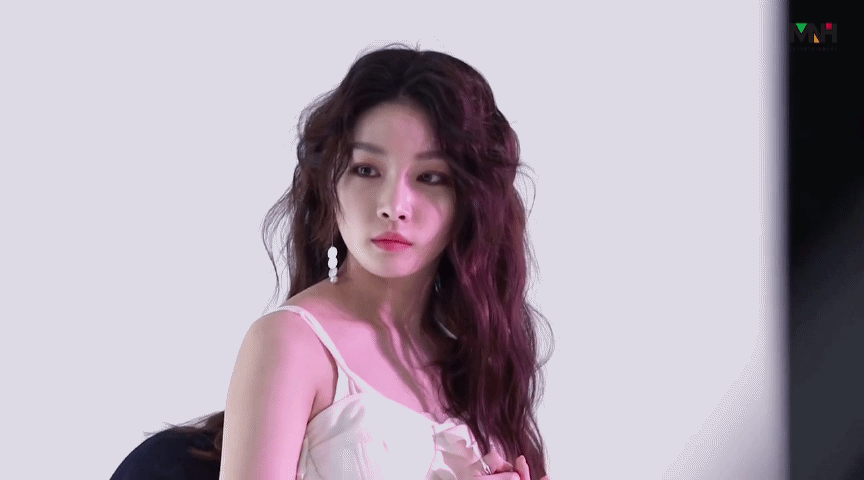 눈빛 하나만큼은 타고난 청하.jpgif | 인스티즈