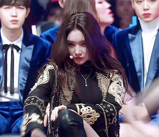 눈빛 하나만큼은 타고난 청하.jpgif | 인스티즈