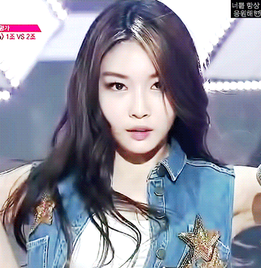 눈빛 하나만큼은 타고난 청하.jpgif | 인스티즈