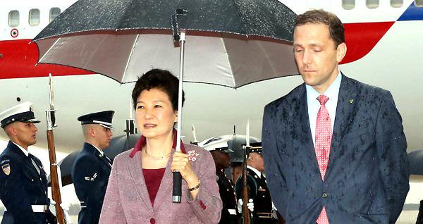 정치인들 우산쓰는 법 | 인스티즈