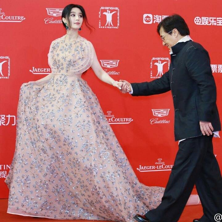 신기한 드레스를 많이입고다니는 판빙빙 | 인스티즈