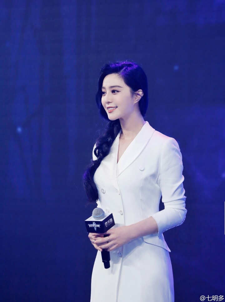 신기한 드레스를 많이입고다니는 판빙빙 | 인스티즈