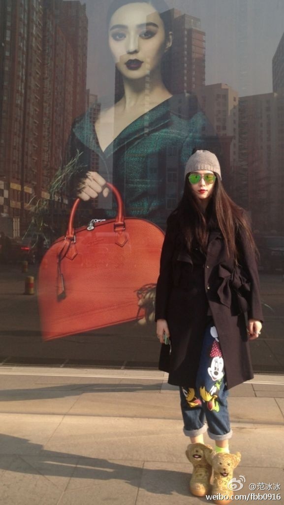 신기한 드레스를 많이입고다니는 판빙빙 | 인스티즈